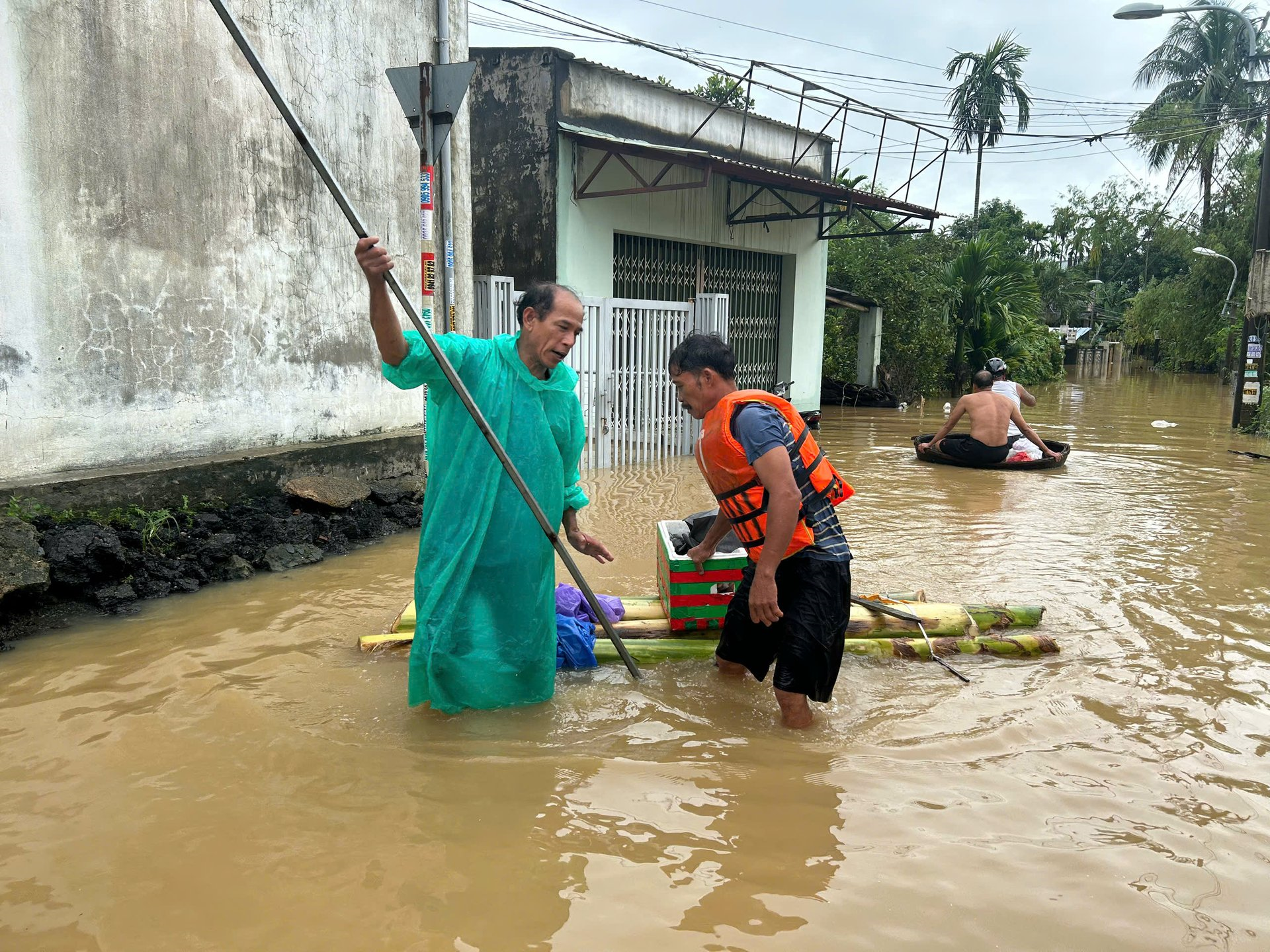 Mưa lũ, sạt lở đất làm 24 người chết và mất tích, 34 người bị thương